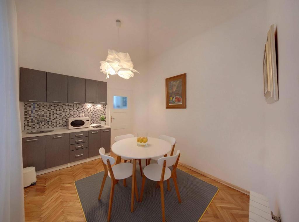 Apartamento Square 12 Osijek Exterior foto